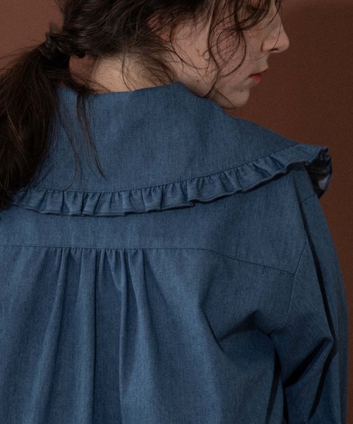 idem（イデム）の「big collar denim blouse/フリル付きビッグ襟デニム 
