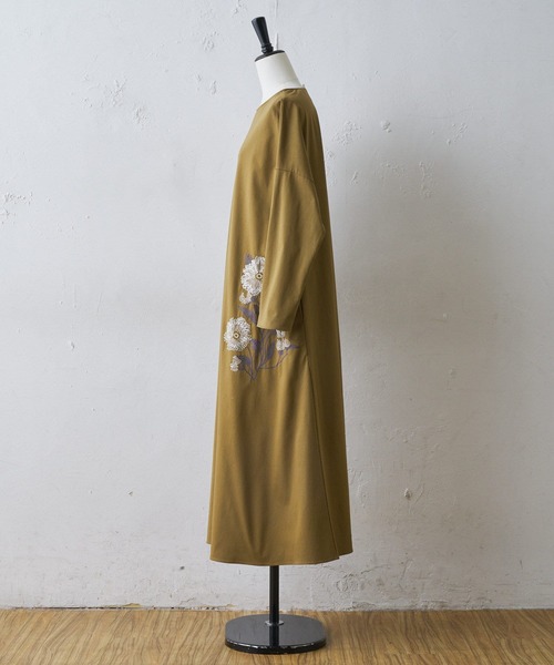 BEARDSLEY（ビアズリー）の「贅沢な前後に刺繍入り　花刺繍ロングワンピース（ワンピース・レディース・キャメル/グレー・FREE）」の19枚目の写真