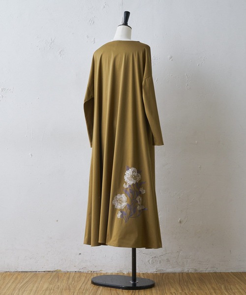 BEARDSLEY（ビアズリー）の「贅沢な前後に刺繍入り 花刺繍ロング