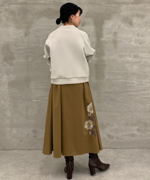 BEARDSLEY ビアズリー 襟ぐり刺繍ワンピース ロング ライトベージュ BEARDSLEY(ビアズリー)の「贅沢な前後に刺繍入り 花刺繍ロング