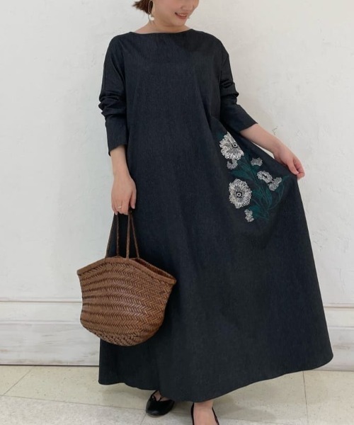 BEARDSLEY オリーブ 長袖ロングワンピース BEARDSLEY(ビアズリー)の「贅沢な前後に刺繍入り 花刺繍ロング