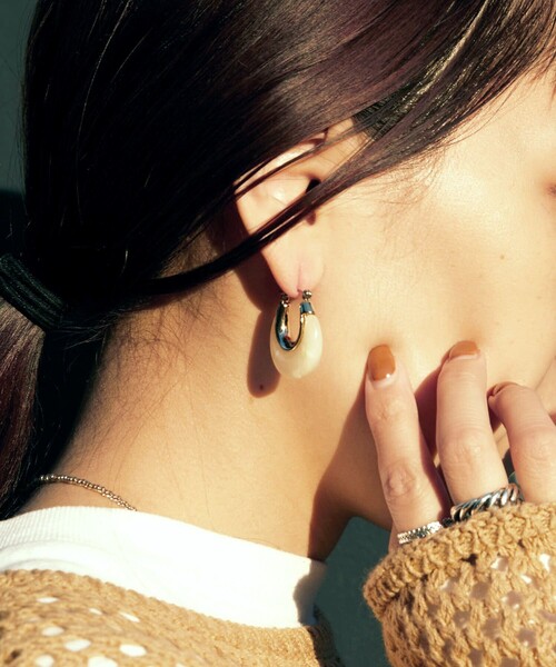 FREAK'S STORE（フリークスストア）の「【WEB限定】カラーフープピアス（ピアス（両耳用）・レディース・ホワイト/ブラウン/その他9・ONE SIZE）」の2枚目の写真