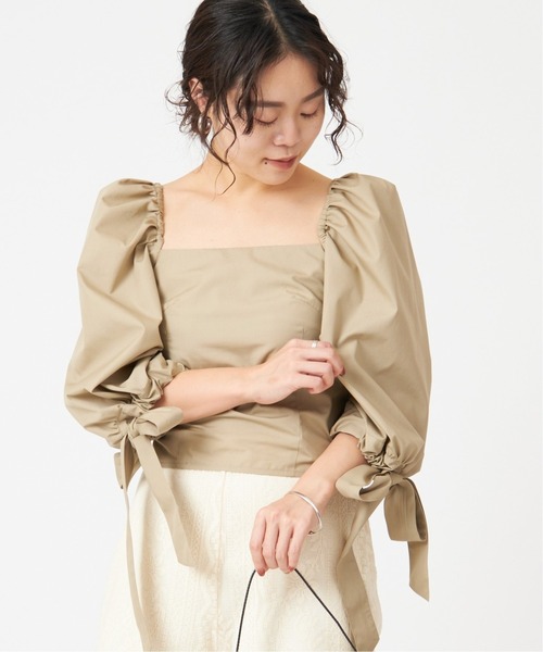 U by SPICK&SPAN(ユーバイスピックアンドスパン)の「スクエアネック リボンスリーブブラウス◆(シャツ/ブラウス・レディース・ホワイト/ベージュ・36/38)」の1枚目の写真