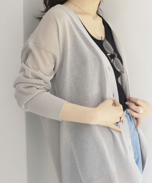 fredy emue(フレディエミュ)の「シアーVネックカーディガン(カーディガン/ボレロ・レディース・ライトグレー/オフホワイト/ピンク・38)」の3枚目の写真