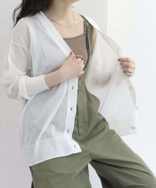 fredy emue(フレディエミュ)の「シアーVネックカーディガン(カーディガン/ボレロ・レディース・ライトグレー/オフホワイト/ピンク・38)」の4枚目の写真