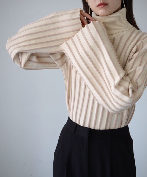 cheriella（シェリエラ）の「【cheriella】WEB限定ストライプベルスリーブタートルネックニット（ニット/セーター・レディース・ワインレッド/グリーン/アイボリー/ブラック・M）」の2枚目の写真