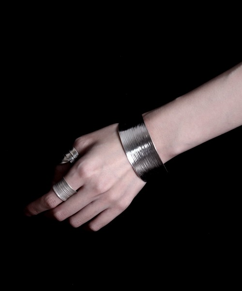 YArKA(ヤーカ)の「【YArKA×KAREN】karen silver bangle YK2303ACB002 カレンコラボバングル(バングル/リストバンド・レディース・シルバー・FREE)」の2枚目の写真