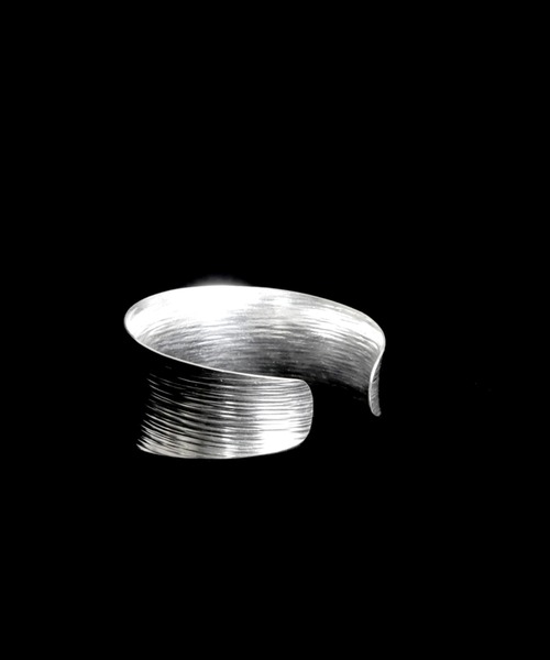 YArKA(ヤーカ)の「【YArKA×KAREN】karen silver bangle YK2303ACB002 カレンコラボバングル(バングル/リストバンド・レディース・シルバー・FREE)」の5枚目の写真