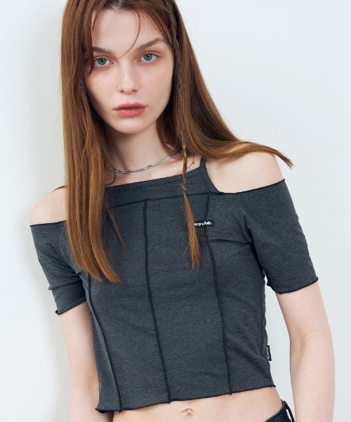 FANCY CLUB(ファンシークラブ)の「A'GEM/9 × .kom『 FANCY CLUB/ファンシークラブ』 CUT-OUT OFF SHOURDER/カットアウトオフショルダー(Tシャツ/カットソー・レディース・ブラック/グレー・FREE)」の2枚目の写真