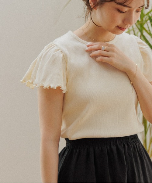 flower（フラワー）の「ラッフルスリーブティーズ（Tシャツ/カットソー・レディース・アイボリー/ブラック/ベージュ・FREE）」の2枚目の写真