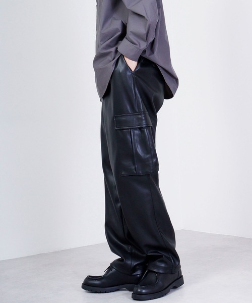 SUGGESTION（サジェッション）の「Synthetic leather cargo pants / 合皮カーゴパンツ UNISEX（カーゴパンツ・メンズ・ブラック・M/L/LL）」の16枚目の写真
