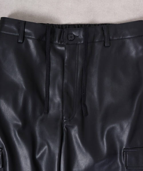 SUGGESTION（サジェッション）の「Synthetic leather cargo pants / 合皮カーゴパンツ UNISEX（カーゴパンツ・メンズ・ブラック・M/L/LL）」の7枚目の写真