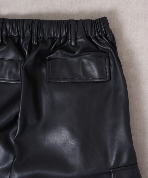 SUGGESTION（サジェッション）の「Synthetic leather cargo pants / 合皮カーゴパンツ UNISEX（カーゴパンツ・メンズ・ブラック・M/L/LL）」の14枚目の写真