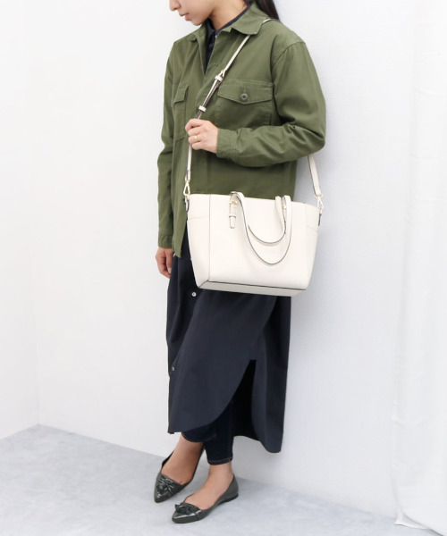 cache cache(カシュ カシュ)の「カシュカシュ cachecache / 横型金具ポイント2wayトートバッグ(トートバッグ・レディース・アイボリー/ベージュ/ブラック・FREE)」の21枚目の写真