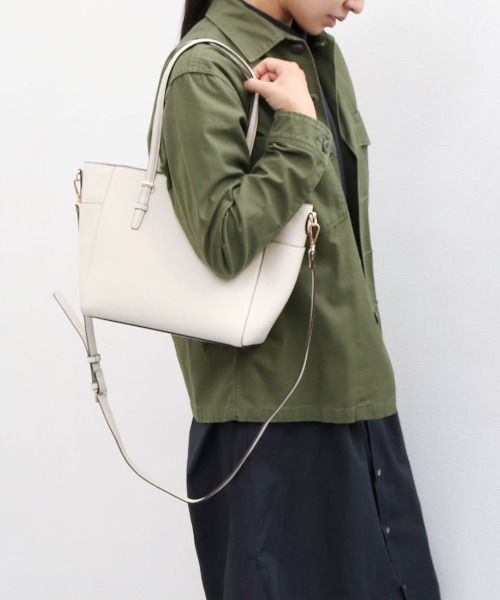 cache cache(カシュ カシュ)の「カシュカシュ cachecache / 横型金具ポイント2wayトートバッグ(トートバッグ・レディース・アイボリー/ベージュ/ブラック・FREE)」の22枚目の写真