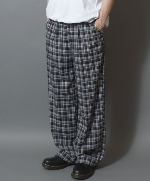 ANPAS（アンパス）の「Wide Straight Trousers with Center Press and Tucks/センタープレス タック ワイド ストレートスラックス パンツ ボトムス メンズ バギーパンツ（スラックス・メンズ・ホワイト/アイボリー/モカ/チャコール/ブラック/ブラック系その他2/ブラック系その他・M/S/L/LL）」の5枚目の写真