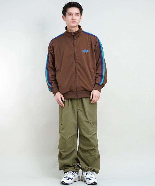 THRASHER（スラッシャー）の「【ムラサキスポーツ別注】THRASHER/スラッシャー トラックジャケット ビッグシルエット スポーツミックス THM-24SPJKT01（ジャージ・メンズ・ブラウン/ブラック・M/L/XL）」の19枚目の写真