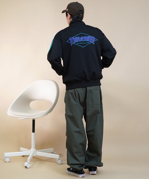 THRASHER（スラッシャー）の「【ムラサキスポーツ別注】THRASHER/スラッシャー トラックジャケット ビッグシルエット スポーツミックス THM-24SPJKT01（ジャージ・メンズ・ブラウン/ブラック・M/L/XL）」の13枚目の写真