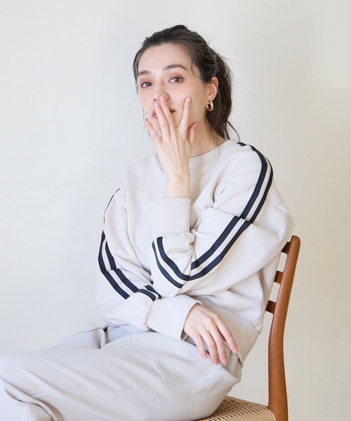 BAYFLOW(ベイフロー)の「【選べる着丈】トラックラインプルオーバー(スウェット・レディース・アイボリー/ブラック/グリーン・SMALL/MEDIUM)」の3枚目の写真