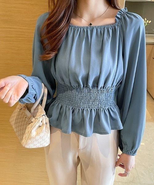 COCOMOMO(ココモモ)の「シャーリングペプラムブラウス 2wayトップス(シャツ/ブラウス・レディース・ブルー/ホワイト/ワイン/ブラック・FREE)」の3枚目の写真