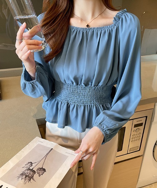 COCOMOMO(ココモモ)の「シャーリングペプラムブラウス 2wayトップス(シャツ/ブラウス・レディース・ブルー/ホワイト/ワイン/ブラック・FREE)」の5枚目の写真