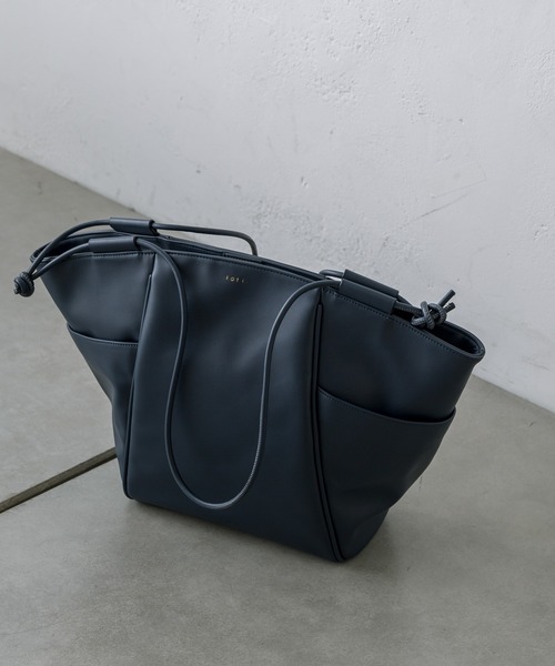 loti（ロティ）の「【EC限定】loti 2WAYハンドルトート（トートバッグ・レディース・ブラック/ベージュ/ネイビー・ONE SIZE）」の6枚目の写真
