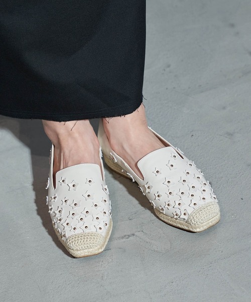 Mode et Jacomo（モードエジャコモ）の「スターモチーフスリッポンシューズ（サンダル・レディース・アイボリー/シルバー・24cm/23.5cm/23cm/22.5cm/24.5cm）」の2枚目の写真