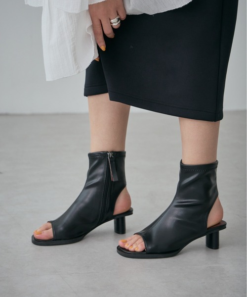 piu comoda（ピュコモダ）の「(piu comoda)ストレッチフェイクレザーオープントゥブーツ（ブーツ・レディース・ブラック/ベージュ・38/36/37）」の2枚目の写真