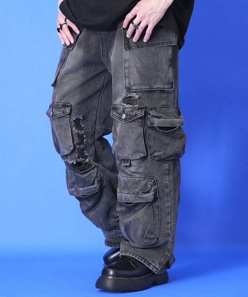 a.p.o.v.（エーピーオービー）の「a.p.o.v. スーパーランダムポケットクラッシュデニムカーゴパンツ（デニムパンツ・メンズ・ブラック/ダークブラック・MEDIUM/S/M/L）」の2枚目の写真