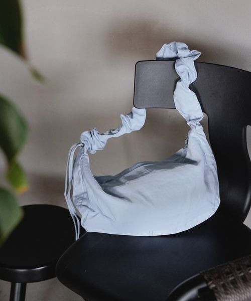 mysty woman(ミスティウーマン)の「シャーリングショルダーBAG 119617【500mlペットボトル収納可能!】(ショルダーバッグ・レディース・モカ/ライトブルー/ブラック/アイボリー・FREE)」の4枚目の写真