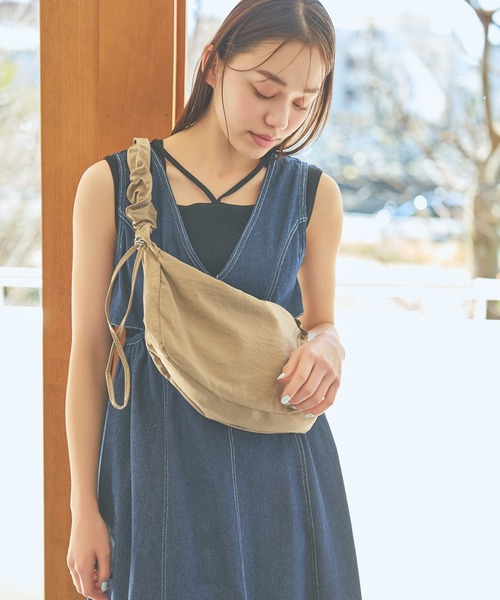 mysty woman(ミスティウーマン)の「シャーリングショルダーBAG 119617【500mlペットボトル収納可能!】(ショルダーバッグ・レディース・モカ/ライトブルー/ブラック/アイボリー・FREE)」の1枚目の写真