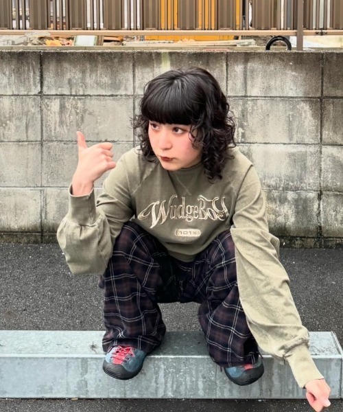 WudgeBoy(ワッジボーイ)の「pigment raglan LS tee(Tシャツ/カットソー・レディース・カーキ/ブラウン/ブラック・LARGE/MEDIUM)」の7枚目の写真