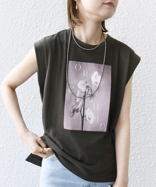 +81BRANCA(ハチイチブランカ)の「*【SHIPS別注】81BRANCA:ノースリーブ シアー フォト TEE(Tシャツ/カットソー・レディース・オフホワイト/チャコールグレー・ONE SIZE)」の1枚目の写真