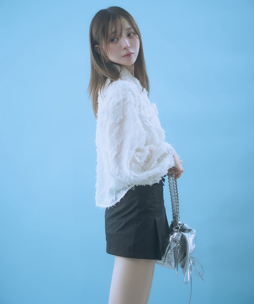 Auntie Rosa(アンティローザ)の「【_chunpi】フロントベルト付き お花のフリンジシアーシャツ(シャツ/ブラウス・レディース・オフホワイト/ブラック・FREE)」の8枚目の写真