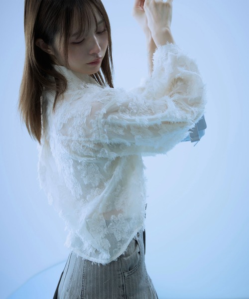 Auntie Rosa(アンティローザ)の「【_chunpi】フロントベルト付き お花のフリンジシアーシャツ(シャツ/ブラウス・レディース・オフホワイト/ブラック・FREE)」の5枚目の写真