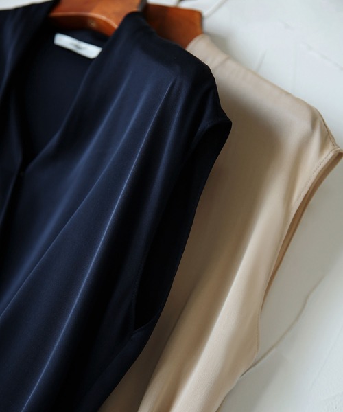 MAISON DE THERESE（メゾン ド テレーズ）の「ノースリーブVネックブラウス（シャツ/ブラウス・レディース・ネイビー/ベージュ・M/S）」の8枚目の写真