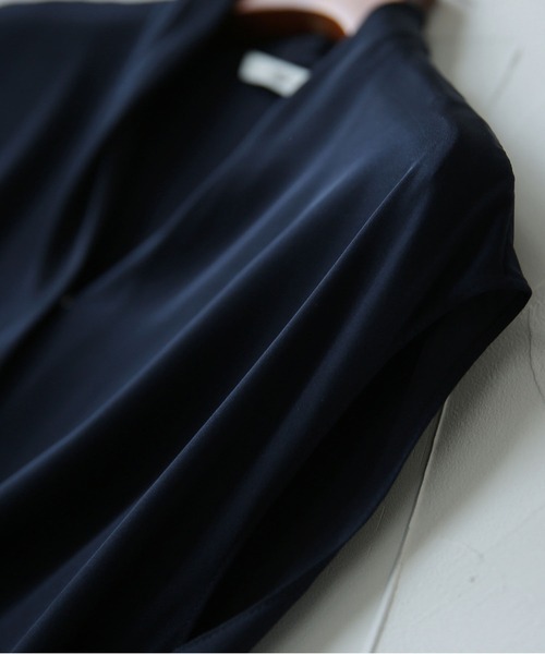 MAISON DE THERESE（メゾン ド テレーズ）の「ノースリーブVネックブラウス（シャツ/ブラウス・レディース・ネイビー/ベージュ・M/S）」の19枚目の写真