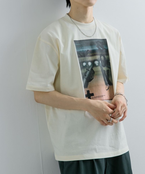 SENSE OF PLACE by URBAN RESEARCH(センスオブプレイスバイアーバンリサーチ)の「フォトグラフィックTシャツ B(Tシャツ/カットソー・メンズ・アイボリー/グリーン/チャコールグレー・MEDIUM/LARGE)」の2枚目の写真