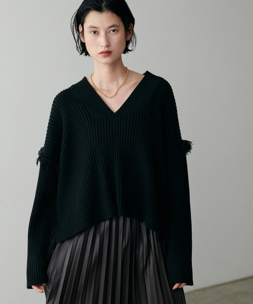 LARUTA(ラルータ)の「【LARUTA】バルキーVネックニットプルオーバー(ニット/セーター・レディース・ベージュ/レッド系その他/チャコールグレー/グレイッシュベージュ/ブラック・FREE)」の2枚目の写真