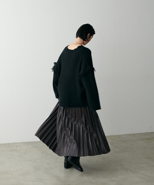 LARUTA(ラルータ)の「【LARUTA】バルキーVネックニットプルオーバー(ニット/セーター・レディース・ベージュ/レッド系その他/チャコールグレー/グレイッシュベージュ/ブラック・FREE)」の9枚目の写真