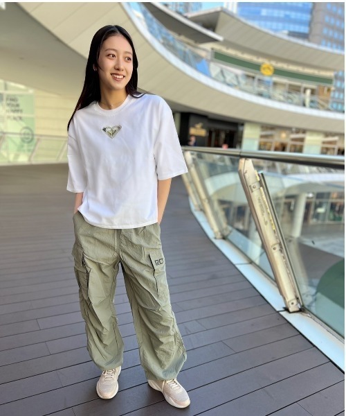 ROXY(ロキシー)の「BIG DEAL CARGO PANTS/ロキシーウエストゴムナイロンカーゴパンツ(カーゴパンツ・レディース・ブルー/ブラック/カーキ・LARGE/MEDIUM/SMALL)」の3枚目の写真
