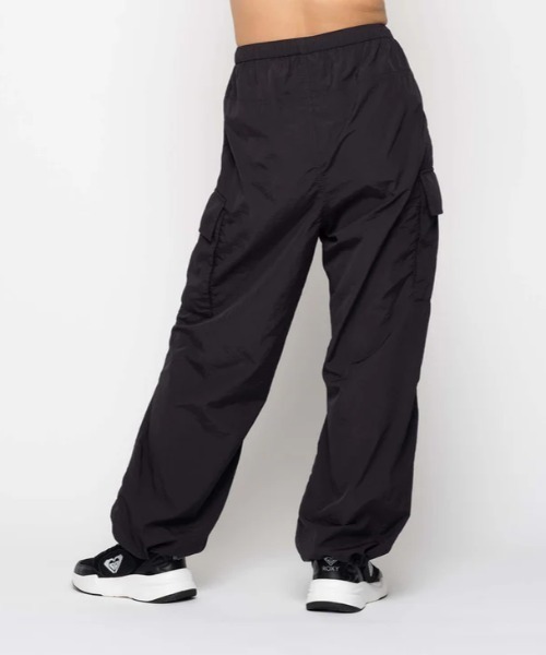 ROXY(ロキシー)の「BIG DEAL CARGO PANTS/ロキシーウエストゴムナイロンカーゴパンツ(カーゴパンツ・レディース・ブルー/ブラック/カーキ・LARGE/MEDIUM/SMALL)」の12枚目の写真