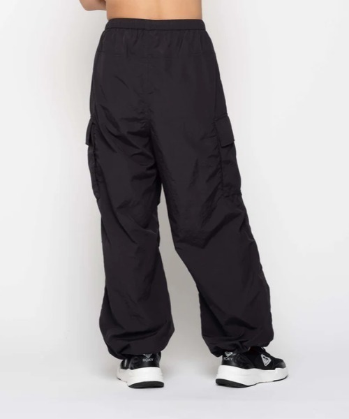 ROXY(ロキシー)の「BIG DEAL CARGO PANTS/ロキシーウエストゴムナイロンカーゴパンツ(カーゴパンツ・レディース・ブルー/ブラック/カーキ・LARGE/MEDIUM/SMALL)」の17枚目の写真