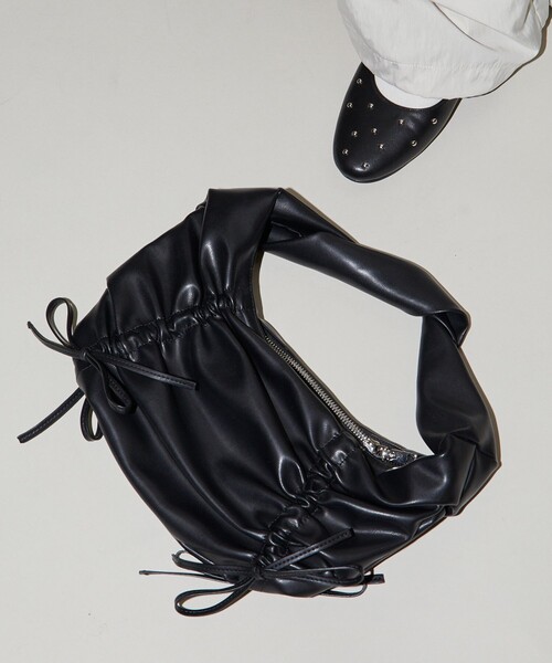 PUBLUX（パブリュクス）の「PUBLUX/パブリュクス ドロスト ギャザー リボン ハンドルバッグ　限定展開（ショルダーバッグ・レディース・ブラック・ONE SIZE）」の8枚目の写真