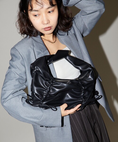 PUBLUX（パブリュクス）の「PUBLUX/パブリュクス ドロスト ギャザー リボン ハンドルバッグ　限定展開（ショルダーバッグ・レディース・ブラック・ONE SIZE）」の9枚目の写真