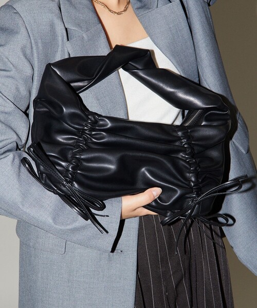 PUBLUX（パブリュクス）の「PUBLUX/パブリュクス ドロスト ギャザー リボン ハンドルバッグ　限定展開（ショルダーバッグ・レディース・ブラック・ONE SIZE）」の10枚目の写真