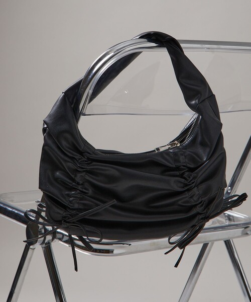 PUBLUX（パブリュクス）の「PUBLUX/パブリュクス ドロスト ギャザー リボン ハンドルバッグ　限定展開（ショルダーバッグ・レディース・ブラック・ONE SIZE）」の11枚目の写真