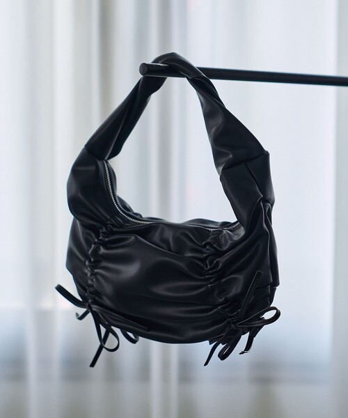 PUBLUX（パブリュクス）の「PUBLUX/パブリュクス ドロスト ギャザー リボン ハンドルバッグ　限定展開（ショルダーバッグ・レディース・ブラック・ONE SIZE）」の13枚目の写真