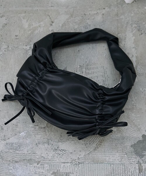 PUBLUX（パブリュクス）の「PUBLUX/パブリュクス ドロスト ギャザー リボン ハンドルバッグ　限定展開（ショルダーバッグ・レディース・ブラック・ONE SIZE）」の2枚目の写真