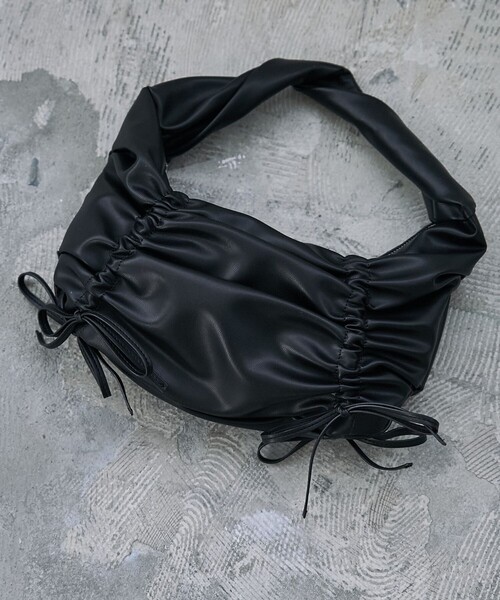 PUBLUX（パブリュクス）の「PUBLUX/パブリュクス ドロスト ギャザー リボン ハンドルバッグ　限定展開（ショルダーバッグ・レディース・ブラック・ONE SIZE）」の3枚目の写真